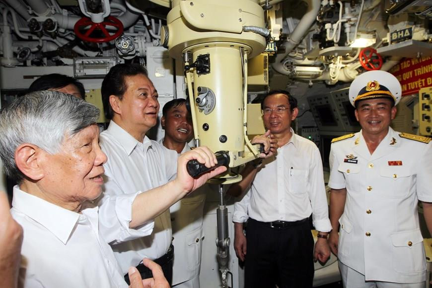 Le Premier ministre Nguyên Tân Dung s'est rendu visite au sous-marin HQ-182 Hanoi, lors de la cérémonie de lever des couleurs nationaux sur les deux sous-marins, baptisés HQ-182 Hanoi et HQ-183 Hô Chi Minh-Ville. 