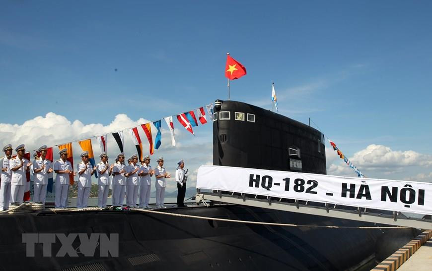La cérémonie de lever des couleurs nationaux sur le sous-marin , baptisés HQ-182 Hanoi qui s'est organisée le 3 avril 2014 au port militaire de Cam Ranh. Il s'agit du premier submersible sur 6 sous-marins Kilo 636 commandés en Russie. 