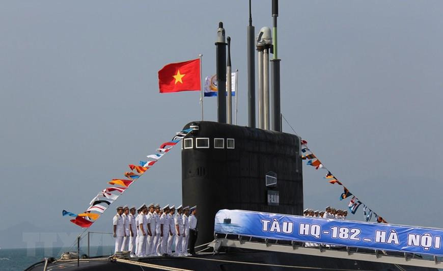  Cérémonie de lever des couleurs nationaux sur le sous-marin de classe Kilo de type 636, baptisés HQ-182 Hanoi, dans la matinée du 15 janvier 2014, au port de Cam Ranh (province centrale de Khanh Hoa). Il s’agit du premier sous-marin de la classe Kilo 636 sur six submersibles commandés à la Russie et livré à la marine vietnamienne.