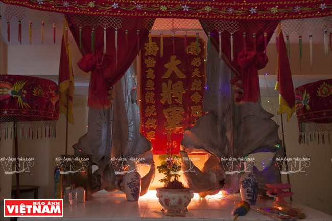Temple de Nam Hai Dai Thân sur l’île de Hon Mâu.