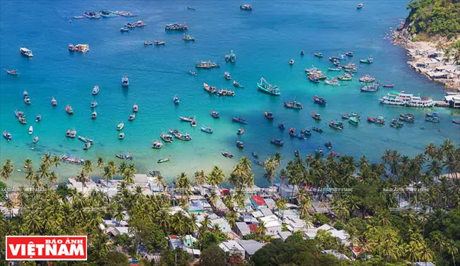 Un coin de l'île de Nam Du avec la mer bleue et l’animation des bateaux de pêche. 