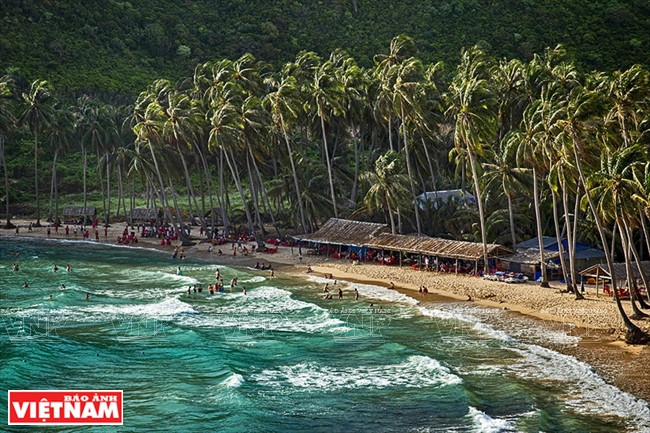 C’est une destination plutôt intacte, souvent désignée sous le nom de «baie d’Ha Long en miniature» du Sud du Vietnam. Les îles de Nam Du sont ceinturées de cocotiers. Photo: Luu Trong Dat.