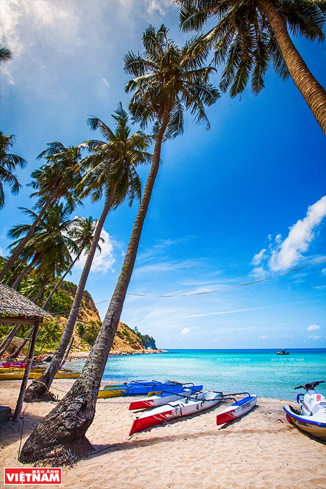 Kayaks devant la plage de Cây Mên.