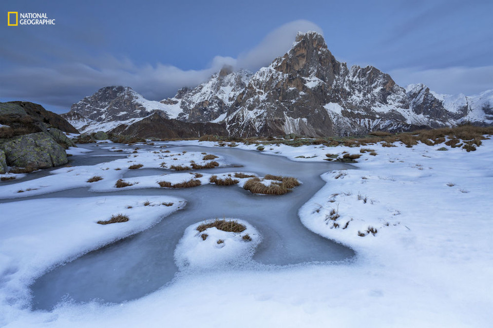  Deuxième place dans la catégorie "Paysages". Les premiers jours de l’hiver ont congelé la surface de cet étang, situé au pied du Cimon della Pala, dans les Dolomites, en Italie. 
