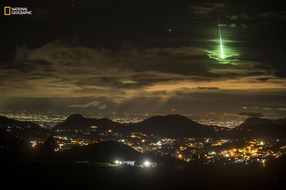 Mention honorable dans la catégorie “Paysages” Cette météorite de couleur verte, un phénomène très rare à observer, a été photographiée lors d’un time-lapse près de la chaîne de montagne des Ghâts occidentaux, en Inde. 