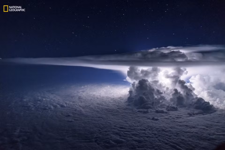 Troisième place dans la catégorie "Paysages". Au-dessus du Pacifique, à quelques kilomètres de la ville de Panama, un éclair illumine un gigantesque cumulonimbus lors d’un violent orage.