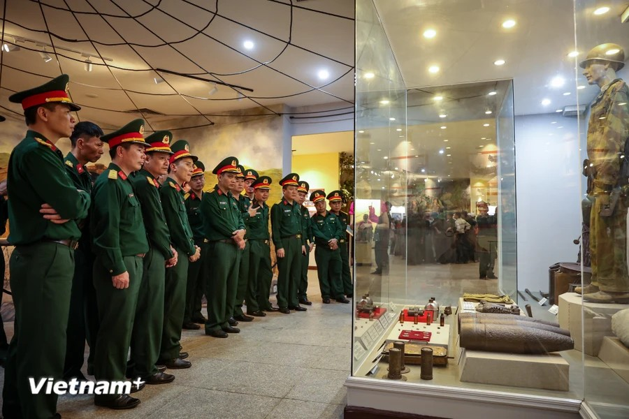 Un groupe de touristes du commandement militaire du district de Dong Hung (province de Thai Binh) visitant le Musée de la Victoire historique de Diên Biên Phu pour honorer le grand mérite des ancêtres qui ont sacrifié leur vie pour protéger leur Patrie et pour mieux comprendre la férocité de la guerre. Photo: VietnamPlus