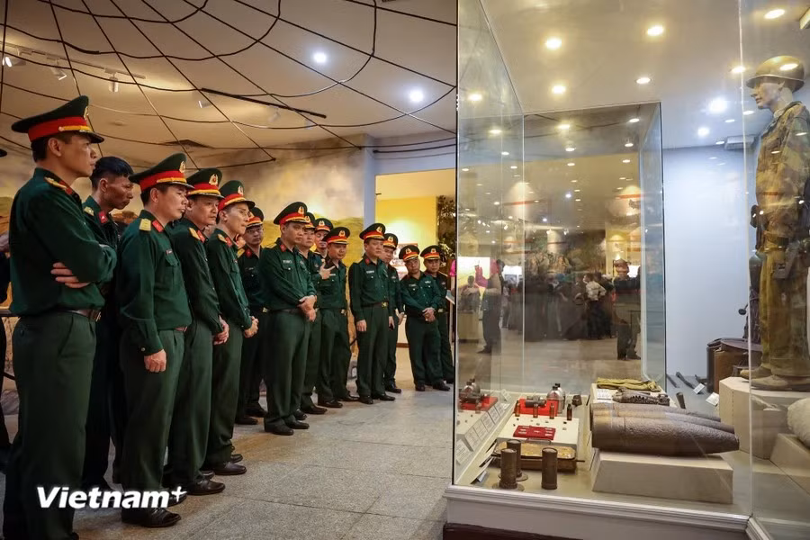 Un groupe de touristes du commandement militaire du district de Dong Hung (province de Thai Binh) visitant le Musée de la Victoire historique de Diên Biên Phu pour honorer le grand mérite des ancêtres qui ont sacrifié leur vie pour protéger leur Patrie et pour mieux comprendre la férocité de la guerre. Photo: VietnamPlus