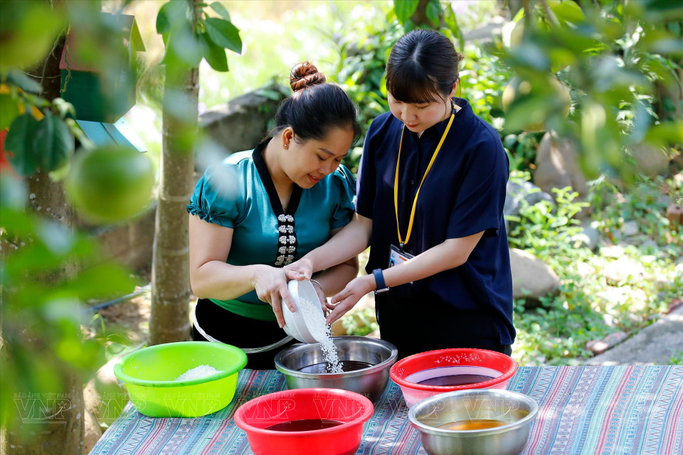  Chaque couleur symbolise l'espoir et les souhaits de l'ethnie Thai à Muong Lo, province montagneuse de Yen Bai, où se trouve la deuxième plus grande zone rizicole de la région Nord-Ouest. Photo : VI