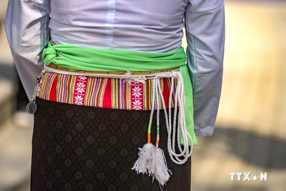  Les accessoires qui accompagnent le costume traditionnel, tels que des bracelets en argent et des chaînes en argent, sont des éléments clés. Photo : VNA