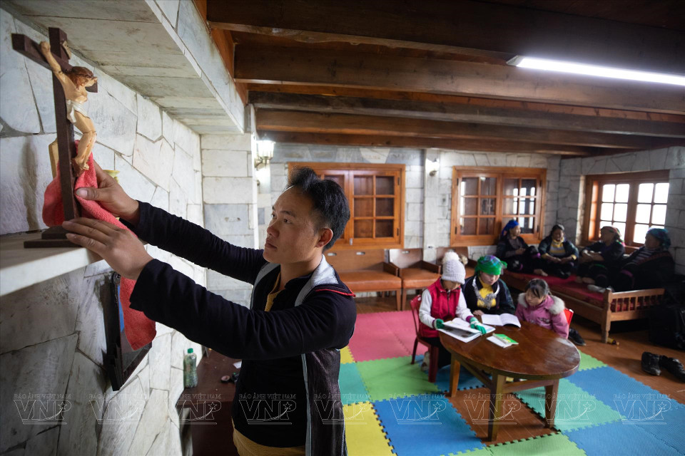  Les enfants de la paroisse de Hau Thao, dans le village de Hang Da, hameau de Hau Chu, commune de Hau Thao, ville de Sa Pa, province de Lao Cai, participent à un cours de catéchisme. Photo : VI