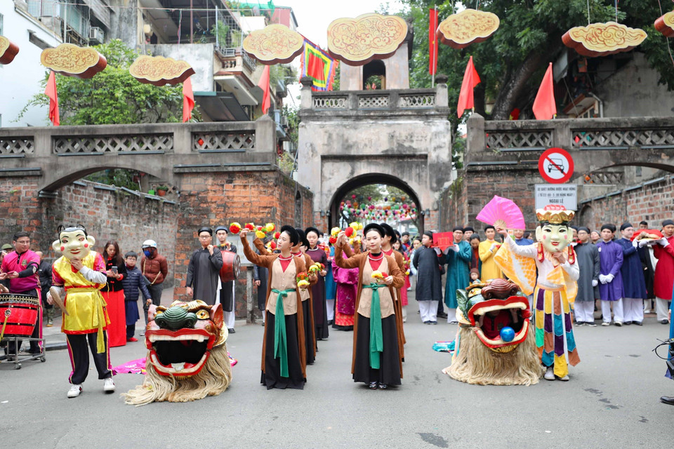 Procession d'offrandes à la porte Quan Chuong. Photo: VNA 