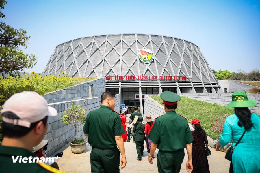 Avant les vacances du 30 avril et du 1er mai, ainsi que de la grande célébration du 70e anniversaire de la Victoire de Diên Biên Phu, de nombreux touristes ont visité le Musée de la Victoire historique de Diên Biên Phu pour mieux comprendre l'histoire héroïque de la nation. Photo: Vietnamplus