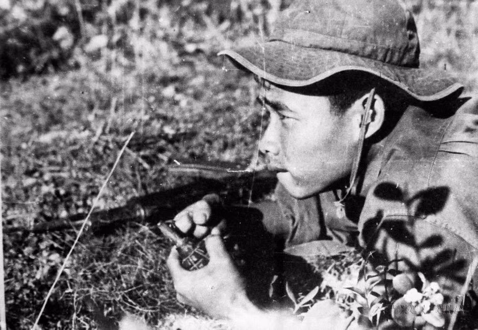 L'armée de libération du Sud Vietnam attendit le moment propice pour ouvrir le feu et attaquer la base militaire de Duong De, Tam Ky, dans la province de Quang Nam, dans le cadre de la campagne stratégique de Hue-Da Nang. Photo : VNA 
