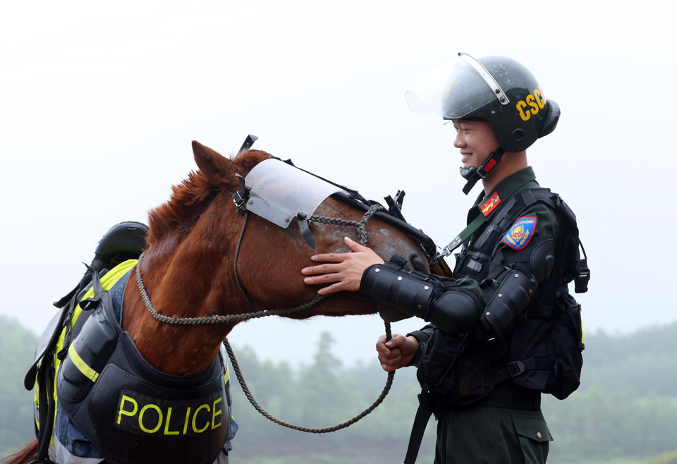  Nguyen Phuong Nam de la Police mobile à cheval et son "ami" Lucky après une formation. Photo : VNA