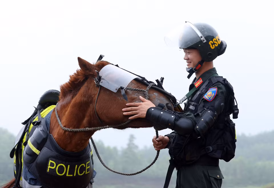  Nguyen Phuong Nam de la Police mobile à cheval et son "ami" Lucky après une formation. Photo : VNA 