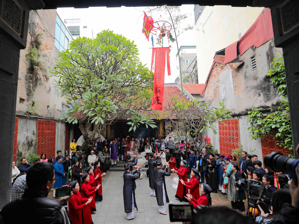  Cérémonie d'érection de la perche rituelle du Têt dans le cadre du programme. Photo: VNA