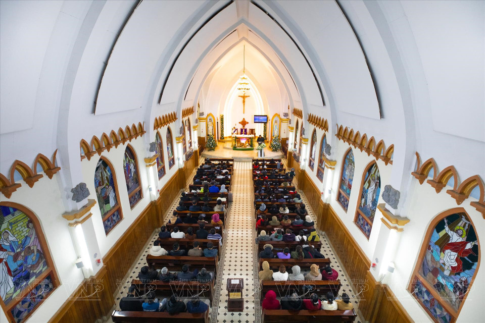  Une cérémonie solennelle est organisée dans l'église en pierre de Sa Pa. Photo : VI