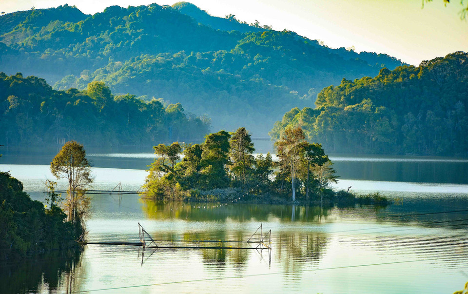 Un îlot sur le lac Pa Khoang. Photo : VNA