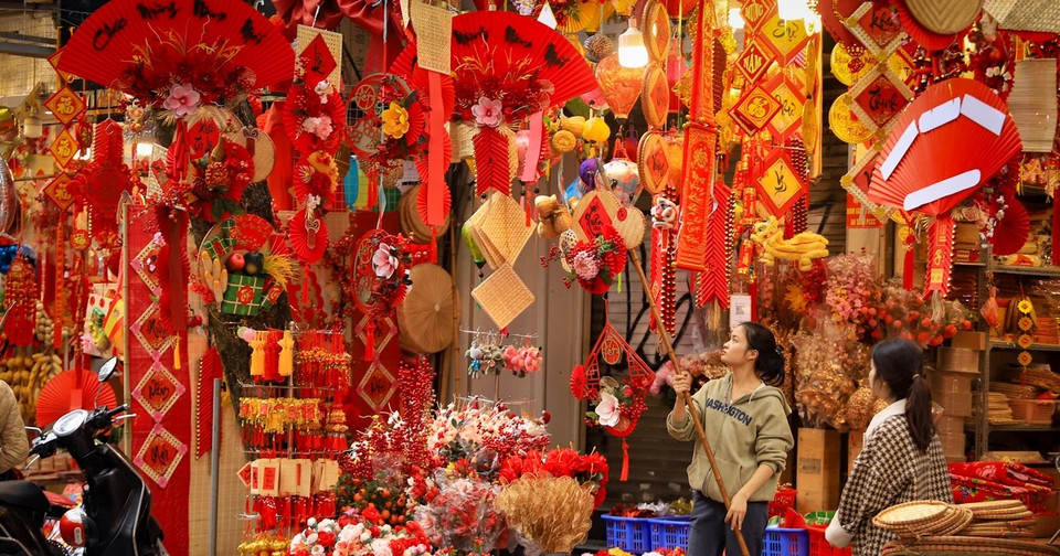  La rue Hang Ma se prépare à célébrer le Nouvel An lunaire du Dragon. Photo : VNA