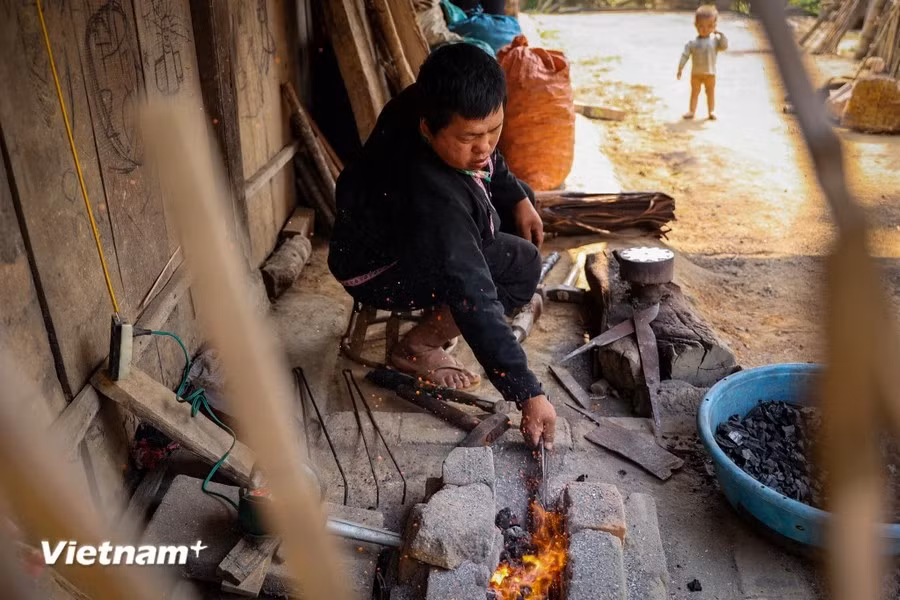  Les Mông conservent de nombreux métiers artisanaux imprégnés de leur culture, dont la forge est la plus ancienne dans leur vie quotidienne et leurs activités de production. 