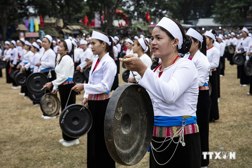  Le costume traditionnel des femmes Muong dans la province de Hoa Binh descend jusqu'à la taille, avec une bande de tissu qui court le long de la colonne vertébrale. Photo : VNA