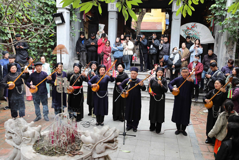  Spectacle de chant "then" qui se mêle aux sons limpides de la cithare tinh (dan tinh) à la maison communale de Kim Ngan. Photo: VNA