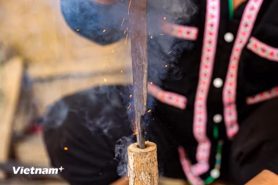  Toutes les étapes de la forge sont réalisées manuellement. Un forgeron expérimenté ne peut produire qu'environ 3 couteaux par jour, tandis qu'un artisan plus jeune en produira moins. 