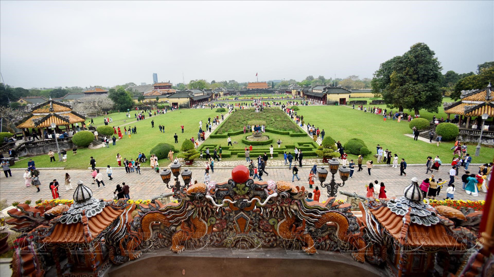  Le jardin de fleurs de la Cité interdite vu depuis le balcon du premier étage du palais de Kien Trung. Photo : VI