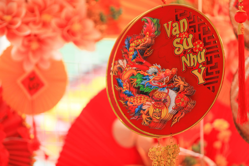  Accessoires décoratifs pour le Têt 2024 avec le souhait "Tout va bien" (Van su nhu y) dans la rue Hang Ma (rue des objets votifs). Photo : VNA
