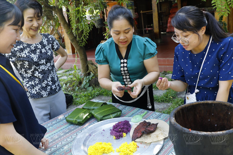  Selon les habitants de Muong Lo, le riz gluant aux cinq couleurs est d'autant plus savoureux qu'il est dégusté avec de la viande séchée, aussi un produit local. Photo : VI