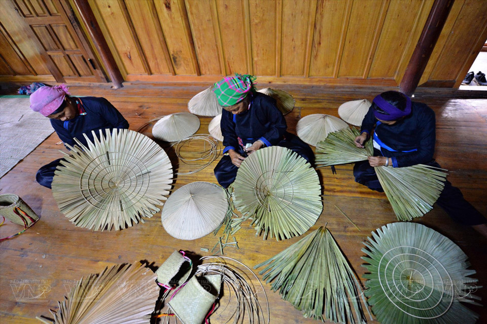  Les femmes Tày de Ban Lien, dans le district de Bac Ha, maîtrisent la fabrication des chapeaux en feuilles de palmier depuis leur plus jeune âge. Photo : VI