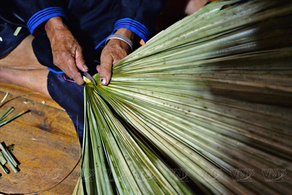  Contrairement aux chapeaux des Kinh qui ont une structure interne pour maintenir les feuilles, les chapeaux de Ban Lien dépendent entièrement du savoir-faire de l'artisan. Photo : VI