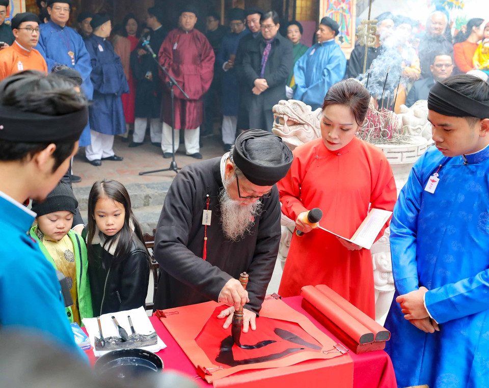  L'une des séries d'activités culturelles du programme "Têt vietnamien - Fête de rue" est la calligraphie. Photo: VNA