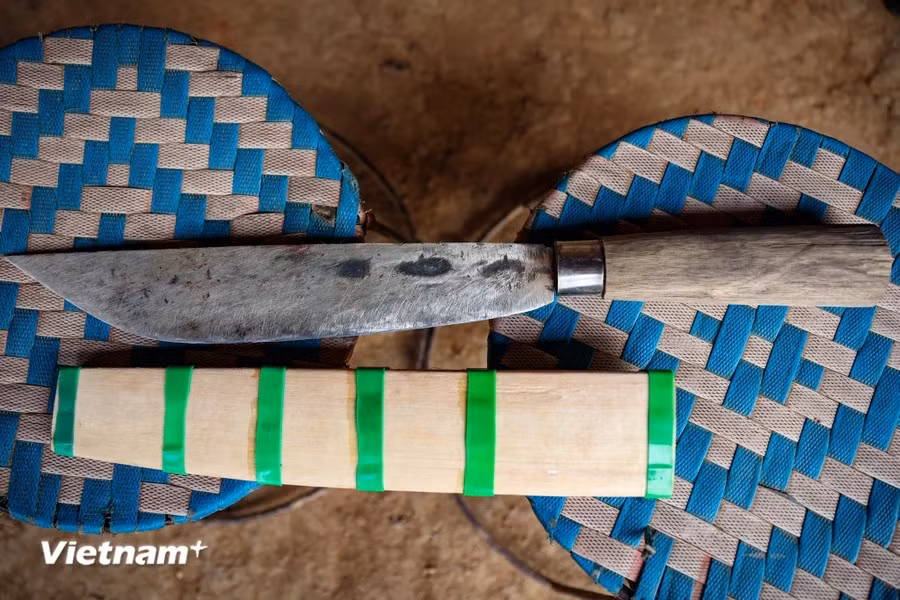 Un couteau fabriqué par les Mông à Muong Phang. 