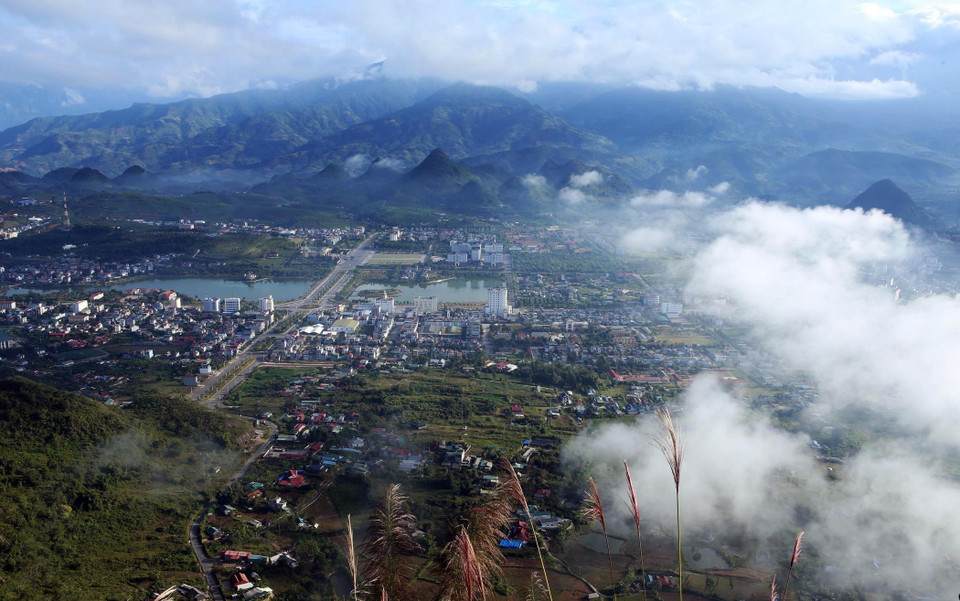 Au sommet du Lao Ty Phung, les visiteurs peuvent contempler la ville de Lai Chau dissimulée sous des couches de nuages. Photo : VNA