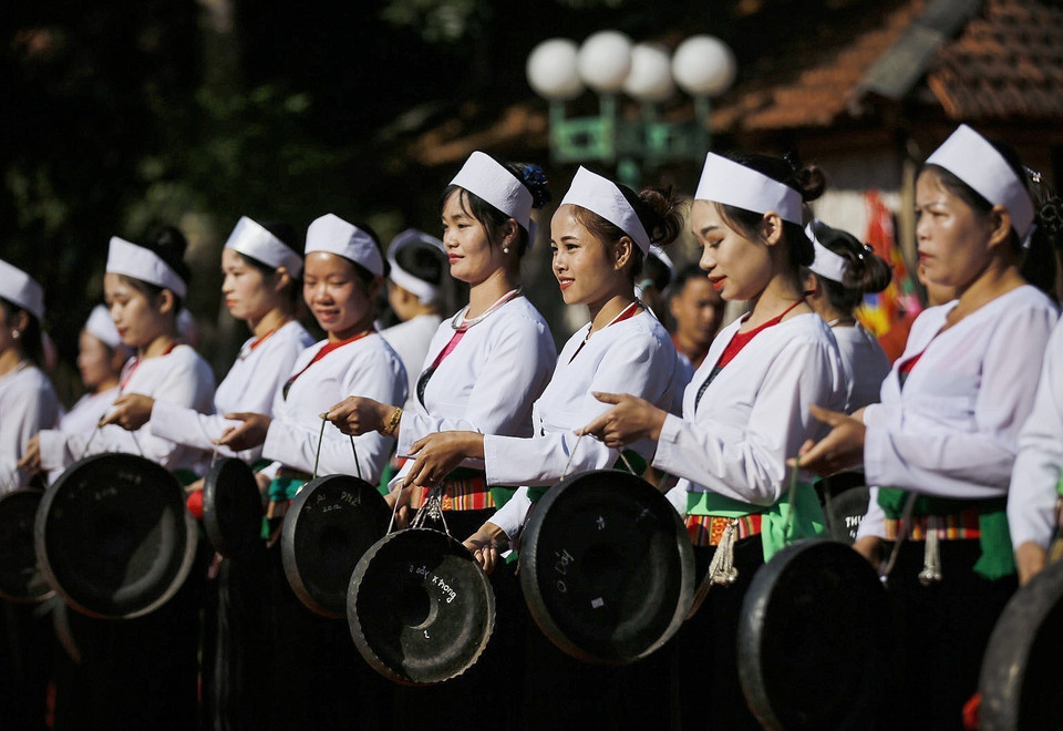  Les tuniques, jupes et accessoires sont souvent portés lors des festivals, des vacances du Têt et parfois lors des activités quotidiennes. Photo : VNA