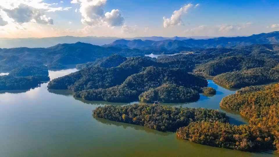  Le lac Pa Khoang compte de nombreuses grandes et petites îles. Photo: VNA 