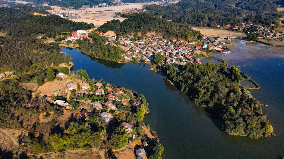 Villages au bord du lac Pa Khoang. Photo : VNA