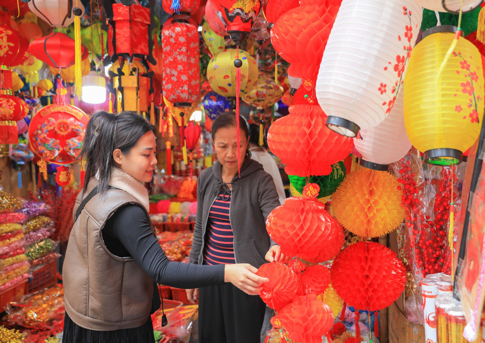  Un magasin de lanternes avec comme couleur principale le rouge, dans la rue Hang Ma. Photo : VNA