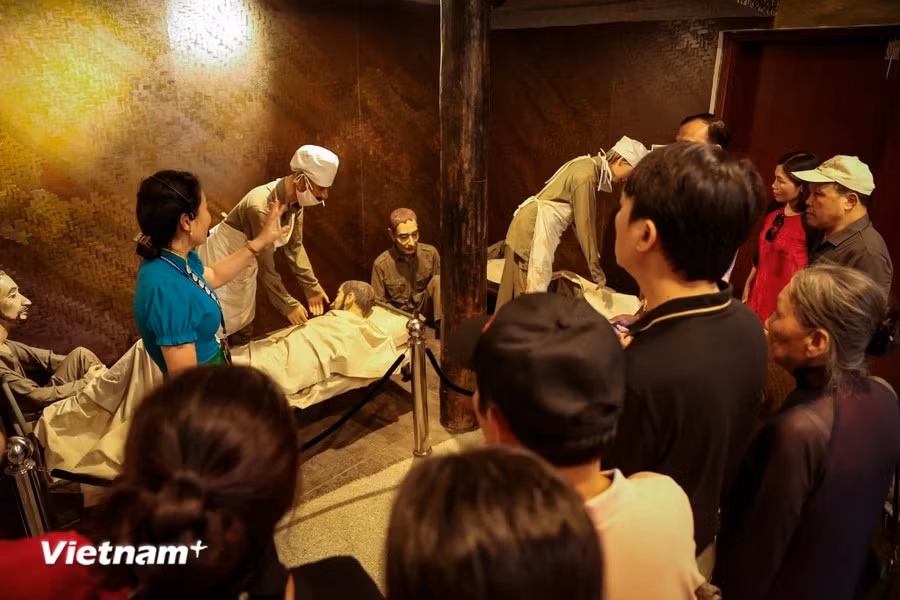 Un espace qui capte l'attention des visiteurs est l'exposition du travail médical militaire avec des modèles de médecins et d'infirmières soignant les soldats blessés dans les abris... Cela présente la cruelle réalité de la guerre, la férocité des armes à feu, de l'artillerie et des mines. Photo: VietnamPlus