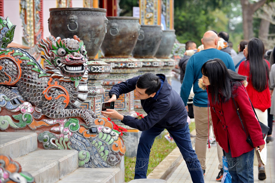  La beauté unique de la technique de la mosaïque en céramique attire une attention particulière des visiteurs. Photo : VI 