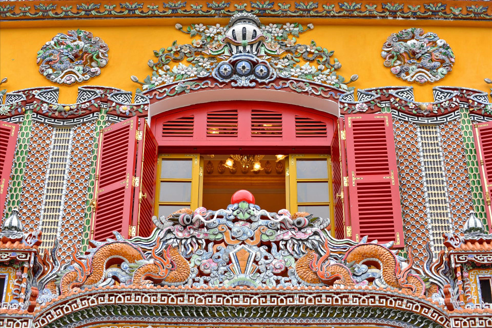  La porte cintrée de style européen combiné à l'art de la mosaïque en céramique royale de Hue. Photo : VI