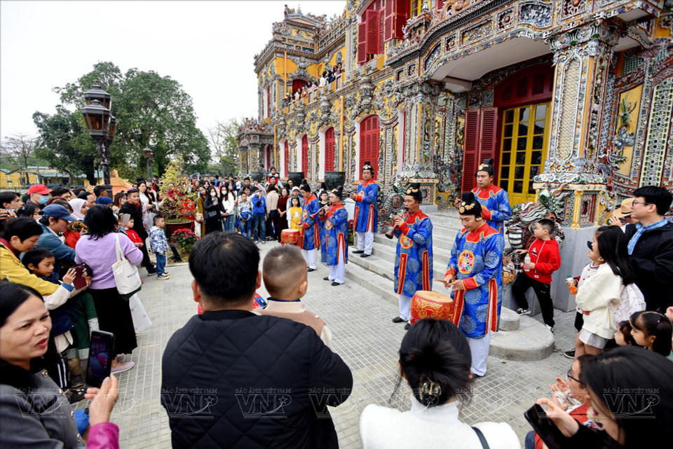  Représentation de la musique de la cour royale de Hue devant le palais de Kien Trung. Photo : VI