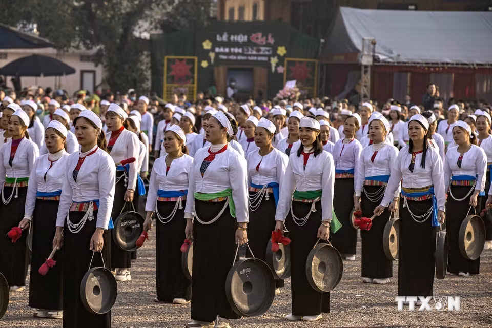  Les femmes Muong de Hoa Binh portent leur costume traditionnel. Photo : VNA 