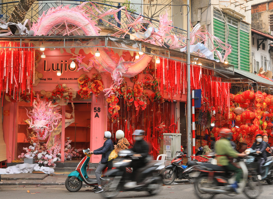 Un magasin de la rue Hang Ma décoré avec des modèles de dragons. Photo : VNA