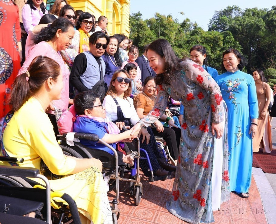  La vice-présidente Vo Thi Anh Xuan rencontre une délégation de femmes handicapées à l'occasion du 92e anniversaire de la Journée des femmes du Vietnam, le 20 octobre. Photo: VNA