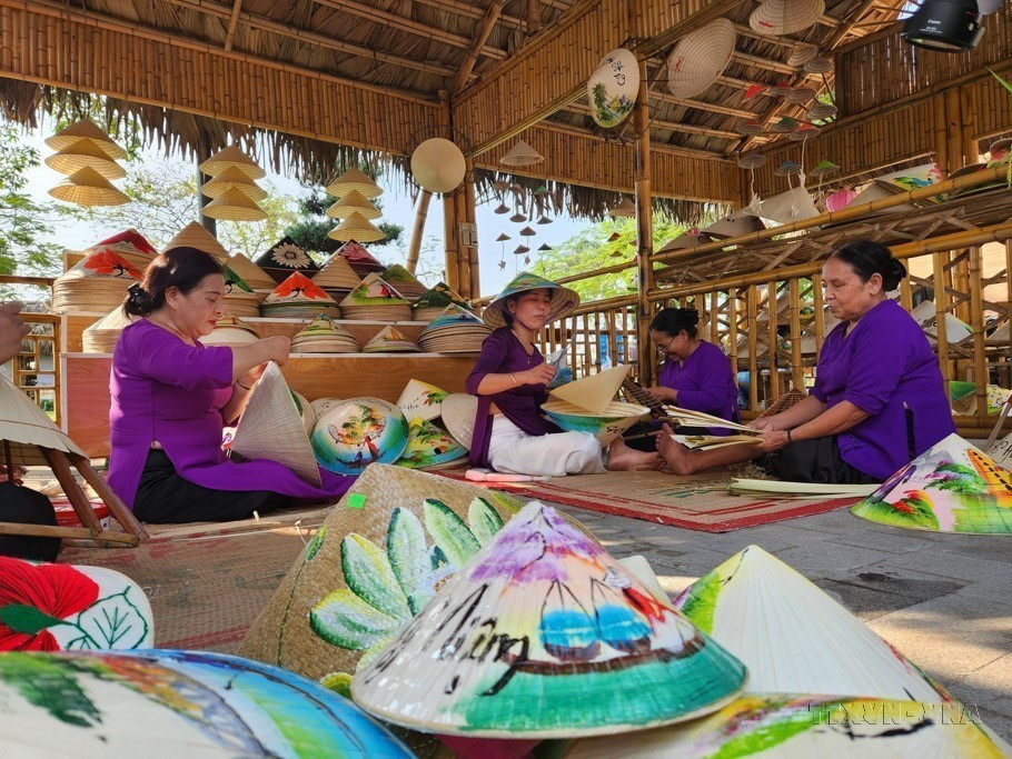  Des femmes participent à la préservation et au développement de chapeaux coniques du village artisanal traditionnel de Van Thê, à Thua Thiên-Huê. Photo: VNA