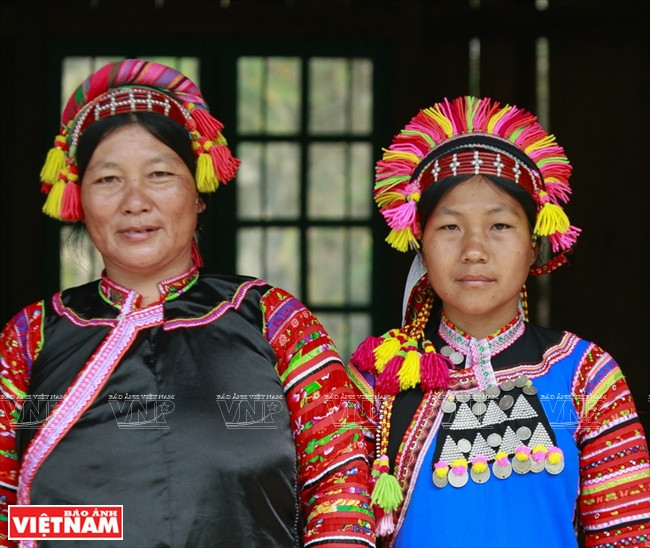 Deux générations de femmes La Hu à Bum To. Lors d'une journée « normale »,les femmes La Hu portent des collants noirs traditionnels. Mais pendant les fêtes,elles portent une veste courte décorée de façon sophistiquée..