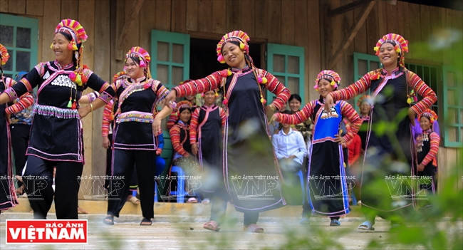 Des filles La Hu de la commune de Bum To, district de Muong Te, province de Lai Chau, en costume traditionnel, dansent et chantent dans la cour de la maison de la culture du village.